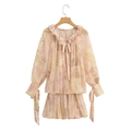 Florale Chiffon-Langarmbluse in Aprikosenrosa mit Volantkragen und plissierter Textur - XS / Ingwergelb