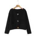 Dettaglio del cardigan nero in maglia a nido d'ape con grandi bottoni dorati e tasche - Taglia S / Nero