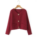 Dettaglio del cardigan in maglia bordeaux con bottoni dorati a rilievo e tasche applicate - Taglia S / Borgogna