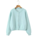 Détail d'un cardigan en maille bleu clair avec d'élégants boutons en perles blanches - Bleu clair