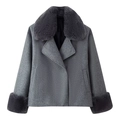 Détail du col en fausse fourrure et des poignets sur un manteau en laine gris foncé - Gris