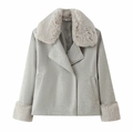 Détail d'un manteau court gris avec col et poignets en fausse fourrure luxueuse - Kaki