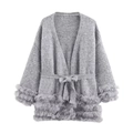 Detail der grauen Strickjacke mit Kunstpelzbesatz an Ärmeln und passendem Bindegürtel - Grau