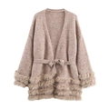 Detailaufnahme der hellbeigen Strickjacke mit gestuften Pelzbesatz und strukturierter Webart - Khaki