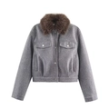 Detail einer grauen Wolljacke mit braunem Kunstfellkragen und Metalldruckknöpfen - S / Silbergrau
