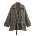 Détail d'un trench-coat ample olive avec ceinture et revers larges pour femmes - XS / Hauts / Vert olive