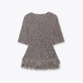 Vue détaillée de l'ourlet à franges et du tricot gris texturé sur ce haut élégant - S / Gris foncé