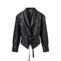 Détail d'une veste en cuir cintrée avec manches à lacets et col châle élégant pour femme - S / Noir