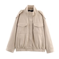Dettaglio della giacca beige con collo alto, spalline e grandi tasche sul petto - Taglia S / Albicocca