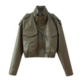 Détail de la veste en similicuir vert olive avec épaulettes et poches à rabat - Vert Militaire