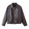 Detailansicht der dunkelbraunen Vintage-Lederjacke mit Gürtel und Kragendetails - Braun