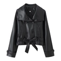 Detalle de chaqueta corta de cuero PU con botones de doble botonadura y cinturón de lazo - Negro
