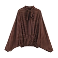 Dettaglio dello scollo a fiocco su camicetta in chiffon marrone scuro a pois con elastico - Top Marrone A Pois A03 / XS