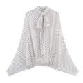 Dettaglio della camicetta bianca a pois con scollo a fiocco e polsini elastici sul retro - Top A Pois Con Onde Bianche A03 / XS