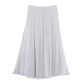 Dettaglio della gonna midi a trapezio a vita alta con classici pois neri su tessuto bianco puro - Gonna Midi A Pois Bianchi A03 / XS