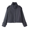 Détail d'une veste en laine gris foncé avec col montant, épaulettes et fermeture à glissière - Gris