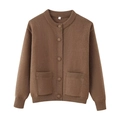 Makro-Detail des braunen Strick-Cardigans mit geripptem Ausschnitt und Größenetikett M - S / Camel