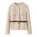 Chaqueta corta crema elegante con botones dorados y cinturón marrón, estilo chic - XS / Beige