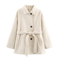 Détail d'un manteau en laine beige avec col à revers, boutons noirs et ceinture de taille - XS / Beige
