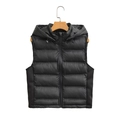 Gros plan d'un gilet matelassé noir à capuche avec détails de fermeture éclair - XS / Noir
