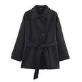 Détail d'un manteau noir en laine avec revers classique, boutons et ceinture à la taille - XS / Noir
