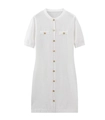 Dettaglio dell'abito in maglia bianca con bottoni dorati e tasche decorative rifinite - Bianco