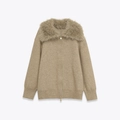 Maglione in maglia beige con soffice collo in ecopelliccia e dettaglio zip frontale - S / Cachi