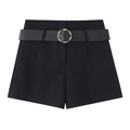 Close-up van zwarte korte broek met hoge taille en chique goudkleurige gespriem - Zwart Kort