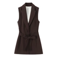 Dettaglio del gilet blazer marrone scuro senza maniche con revers e cintura - Gilet elegante