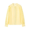 Détail d'un chemisier jaune clair avec dentelle, col montant et boutons délicats - XS / Jaune