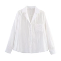 Detailopname van witte blouse met lange mouwen, geborduurde zak en getextureerde stof - S / Wit
