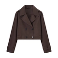 Dettaglio di un trench corto marrone scuro doppiopetto con ampi revers classici e spalline - XS / Top / Marrone