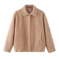 Giacca corta marrone in lana teddy con colletto a rever e tasche laterali su sfondo - XS / Cachi