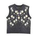Dettaglio di applicazioni floreali 3D e trama a costine su un gilet in maglia grigio scuro - Grigio scuro