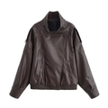 Détail d'une veste en similicuir marron foncé avec col montant et épaulettes texturées - Café