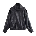 Gros plan détaillé de la texture en similicuir PU sur une veste noire à col montant - Noir