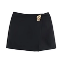 Detail des schwarzen A-Linie Mini-Skorts mit Wickeldesign und goldener Blattschnalle - Schwarz