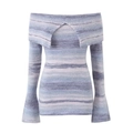 Detail van off-shoulder gebreide jurk met kleurverloop en lange uitlopende mouwen in strepen - Blauw