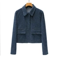 Dettaglio del tessuto in tweed blu testurizzato e tasche con patta sulla giacca da donna - Top