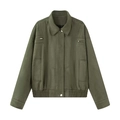 Detalle de chaqueta de antelina verde militar con cuello retro y bolsillos con cremallera - S / Verde Militar
