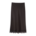 Dettaglio di una gonna midi in raso nero con elegante bordo in pizzo floreale sull'orlo - Nero (Gonna)