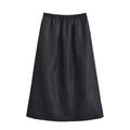 Detail des hochelastischen Raffbundes am schwarzen A-Linien-Satinnrock für Damen - XS / Rock Schwarz