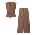 Detailansicht des braunen Strick-Zweiteilers mit Wickeloberteil und hoch taillierter Hose - S / Camel