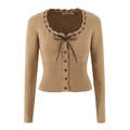 Dettaglio del cardigan in maglia cammello con scollo a balze e fiocco in pelle scura - Taglia S / Top