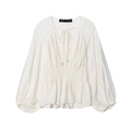 Dettaglio della camicetta bianca con scollo a V, vita a punto smock e lacci sottili - XS / Bianco