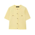 Detalle de camiseta de punto amarillo claro con botones dorados y bolsillos decorativos - Top Amarillo