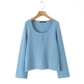 Top de punto calado azul claro con manga larga, cuello redondo y botones decorativos - S / Top Azul
