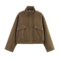 Vue détaillée d'une veste en daim marron foncé avec de grandes poches à rabat et boutons - XS / Hauts / Marron