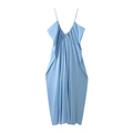 Vestido lencero de satén azul claro con cuello en V y pliegues en fondo blanco - S / Azul