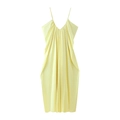 Vestido lencero amarillo claro con pliegues elegantes y cuello de pico sobre fondo blanco - S / Amarillo